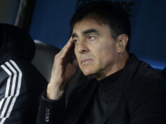 Gustavo Quinteros sentado en la banca de suplentes y con la mano en la cabeza durante el duelo ante Boca Juniors por la Copa Libertadores 2023