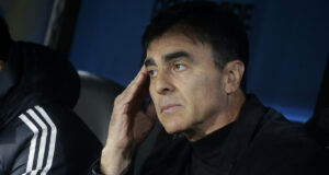 Gustavo Quinteros sentado en la banca de suplentes y con la mano en la cabeza durante el duelo ante Boca Juniors por la Copa Libertadores 2023