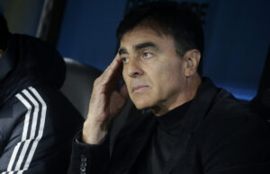 Gustavo Quinteros sentado en la banca de suplentes y con la mano en la cabeza durante el duelo ante Boca Juniors por la Copa Libertadores 2023