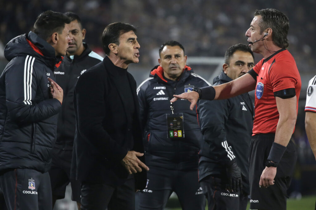 Gustavo Quinteros reclamando al juez del partido entre Colo-Colo y Boca Juniors