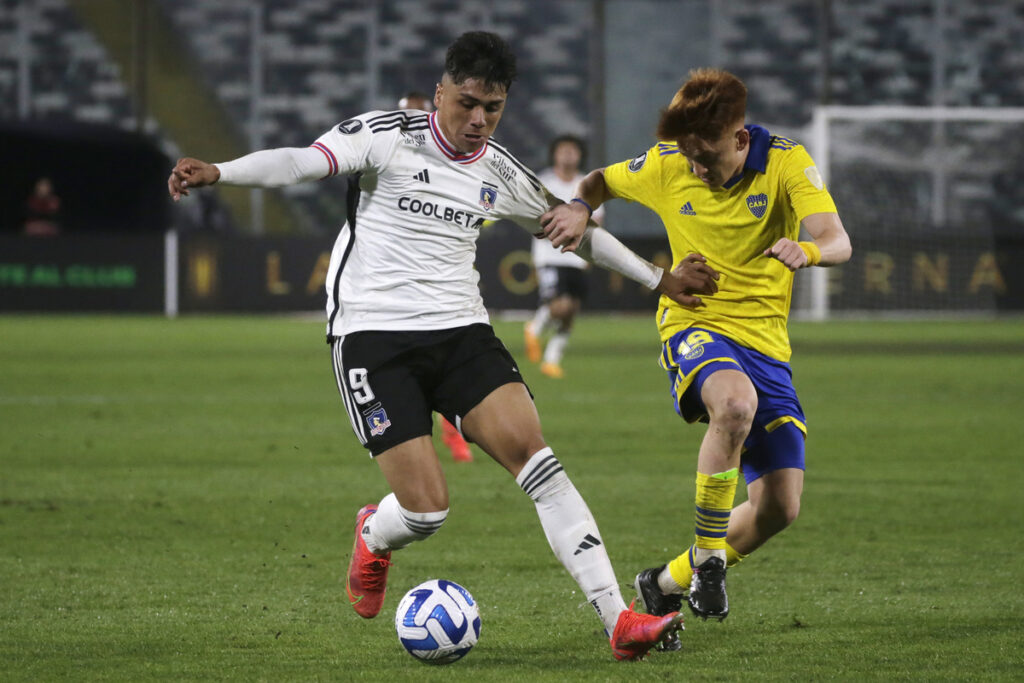 Damián Pizarro enfrentando a Valentín Barco en el partido de Colo-Colo frente a Boca Juniors por Copa Libertadores.