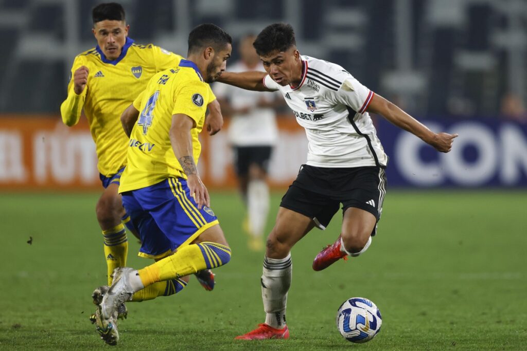 Damían Pizarro enfrentando a Boca Juniors por Copa Libertadores.