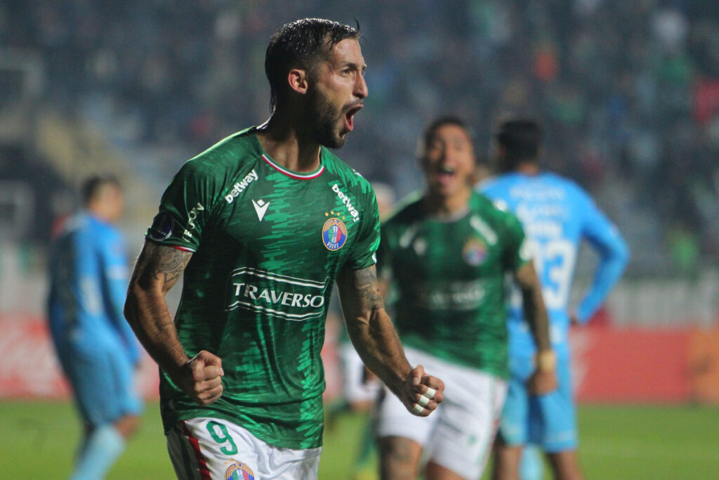 Gonzalo Sosa celebran un gol ante O'Higgins de Rancagua con la camiseta de Audax Italiano.