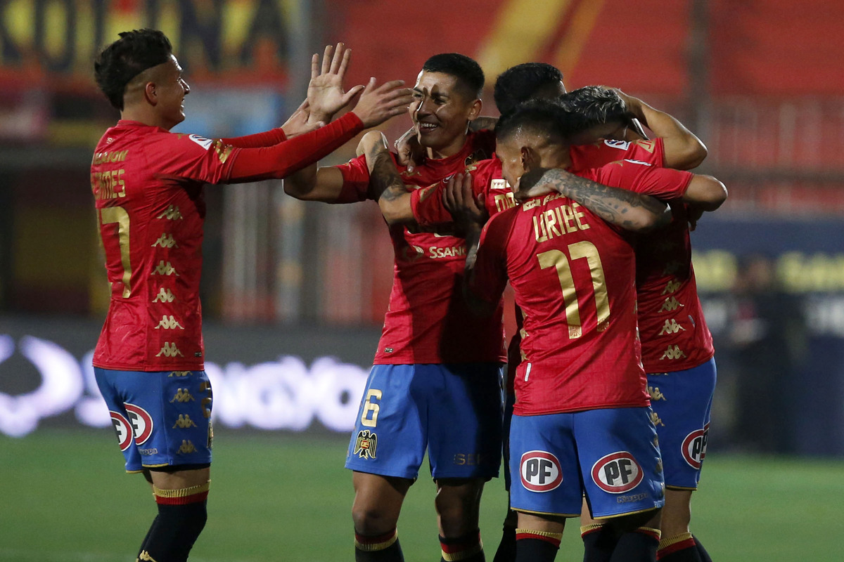 Plantel de Unión Española celebrando un gol en el Campeonato Nacional.