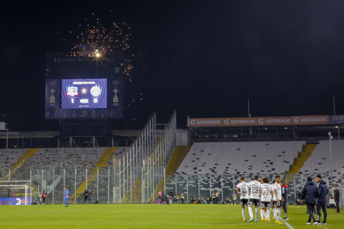 Garra Blanca lanza fuegos artificiales desde las afueras del Estadio Monumental en el triunfo 2-1 de Colo-Colo sobre Audax Italiano.