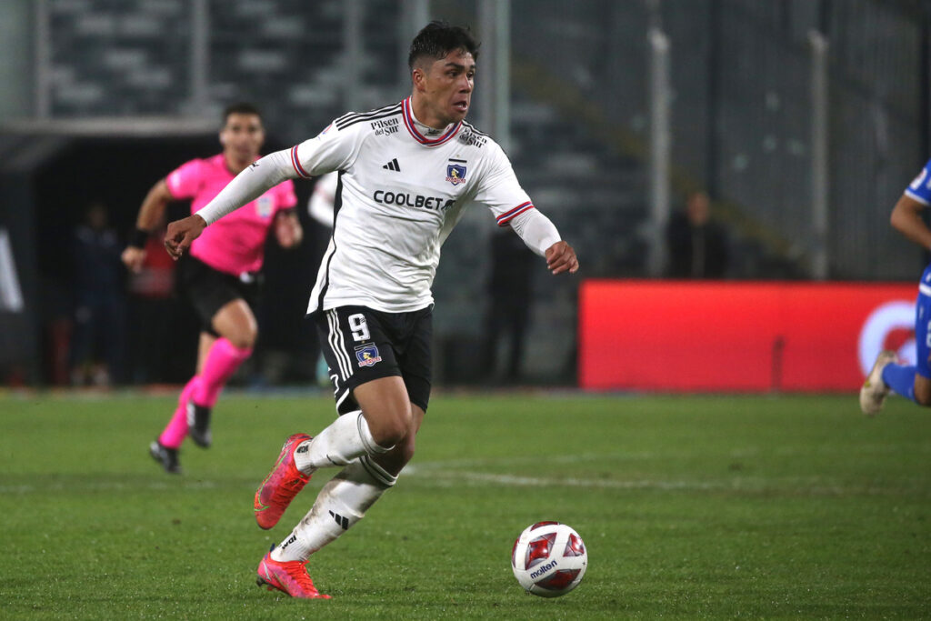 Damián Pizarro enfrentando a Audax Italiano en el Estadio Monumental.