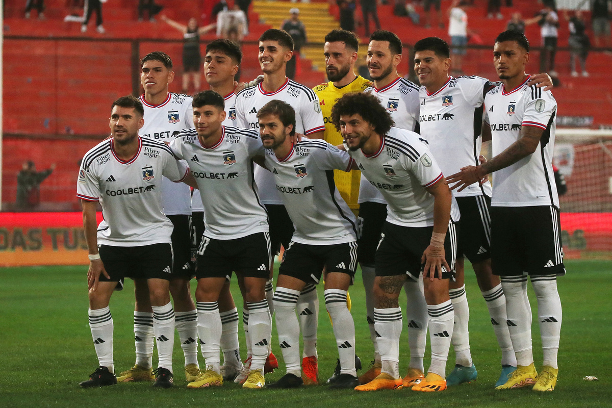 Formación de Colo-Colo en la visita frente a Unión Española, en el Estadio Santa Laura.