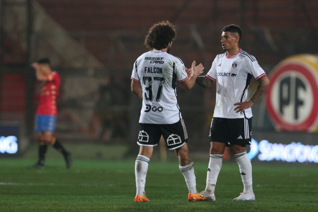 Maximiliano Falcón y Alan Saldivia junto durante el partido de Colo-Colo frente a la Unión Española