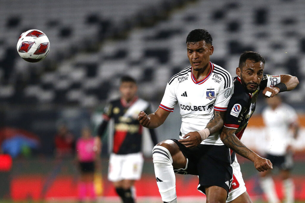 Daniel Gutiérrez disputando el partido de Colo-Colo vs Curicó Unido.