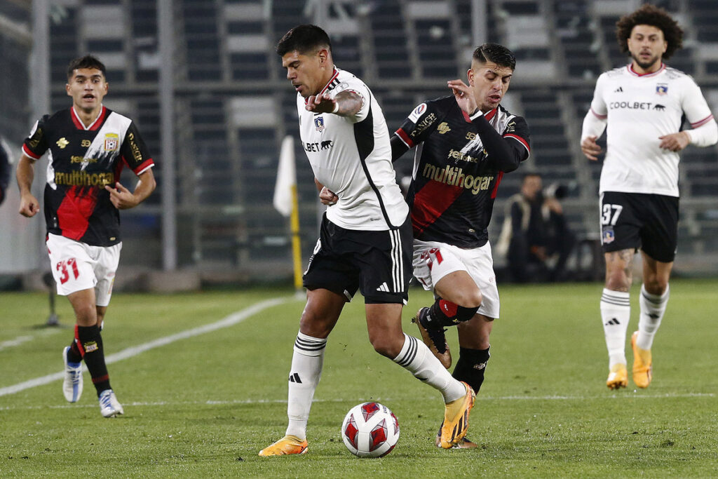 Esteban Pavez disputando un balón, en el partido de Colo-Colo frente a Curicó Unido.