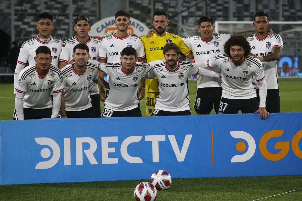 El plantel de Colo-Colo 2023 antes del partido frente a Curicó Unido.