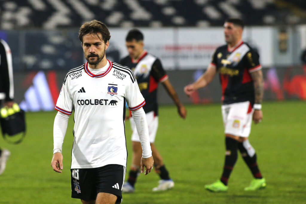 Agustín Bouzat saliendo de la cancha, tras la derrota de Colo-Colo vs Curicó Unido en el Estadio Monumental.