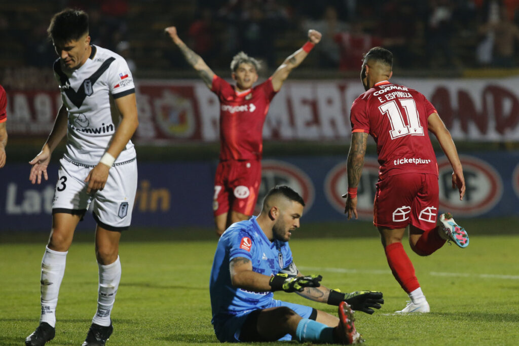 Ethan Espinoza celebra su anotación frente a Santiago Morning.