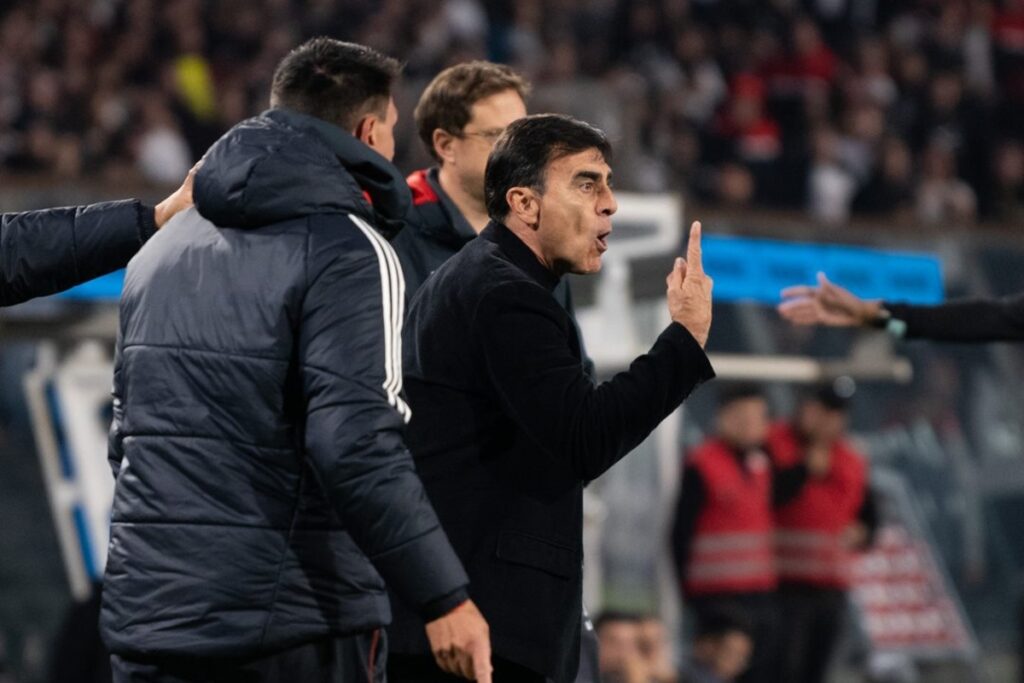 Gustavo Quinteros reclamando un cobro en el partido de Colo-Colo y Boca Juniors en el Estadio Monumental.