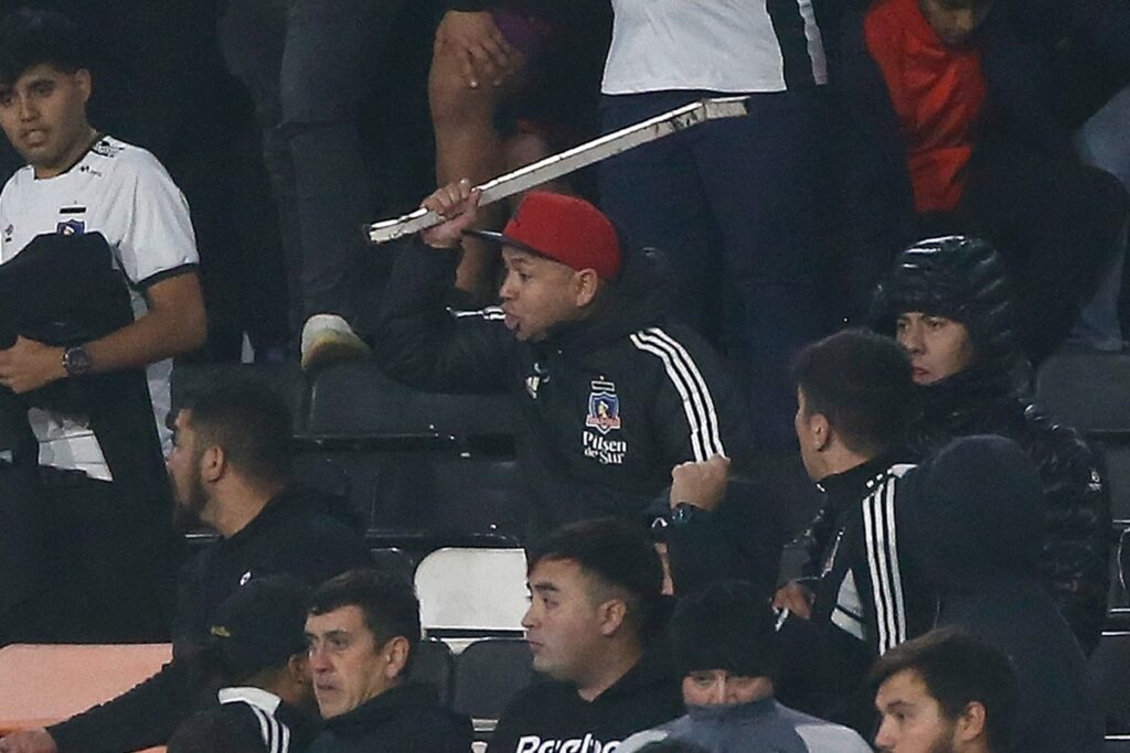 El Ardilla realizando incidentes en el partido de Colo-Colo frente a Monagas por Copa Libertadores.