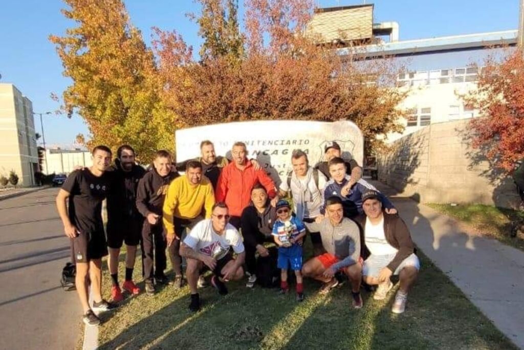 Esteban Paredes y el grupo de ex futbolisstas en el Centro Penitenciario de Rancagua, durante la visita a Luis Núñez.