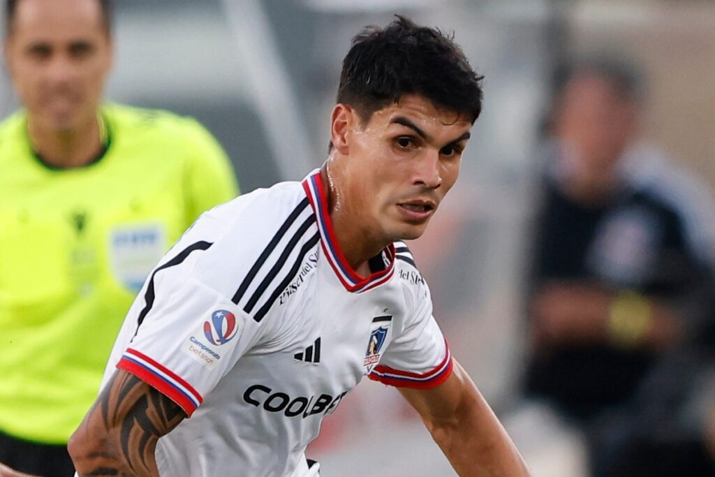 Erick Wiemberg disputando su primer Superclásico ante la Universidad de Chile con la camiseta de Colo-Colo