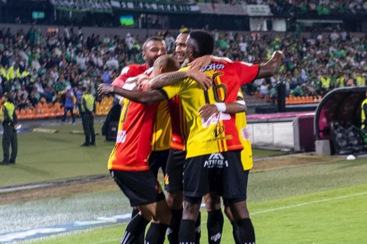 Deportivo Pereira celebrando un gol.