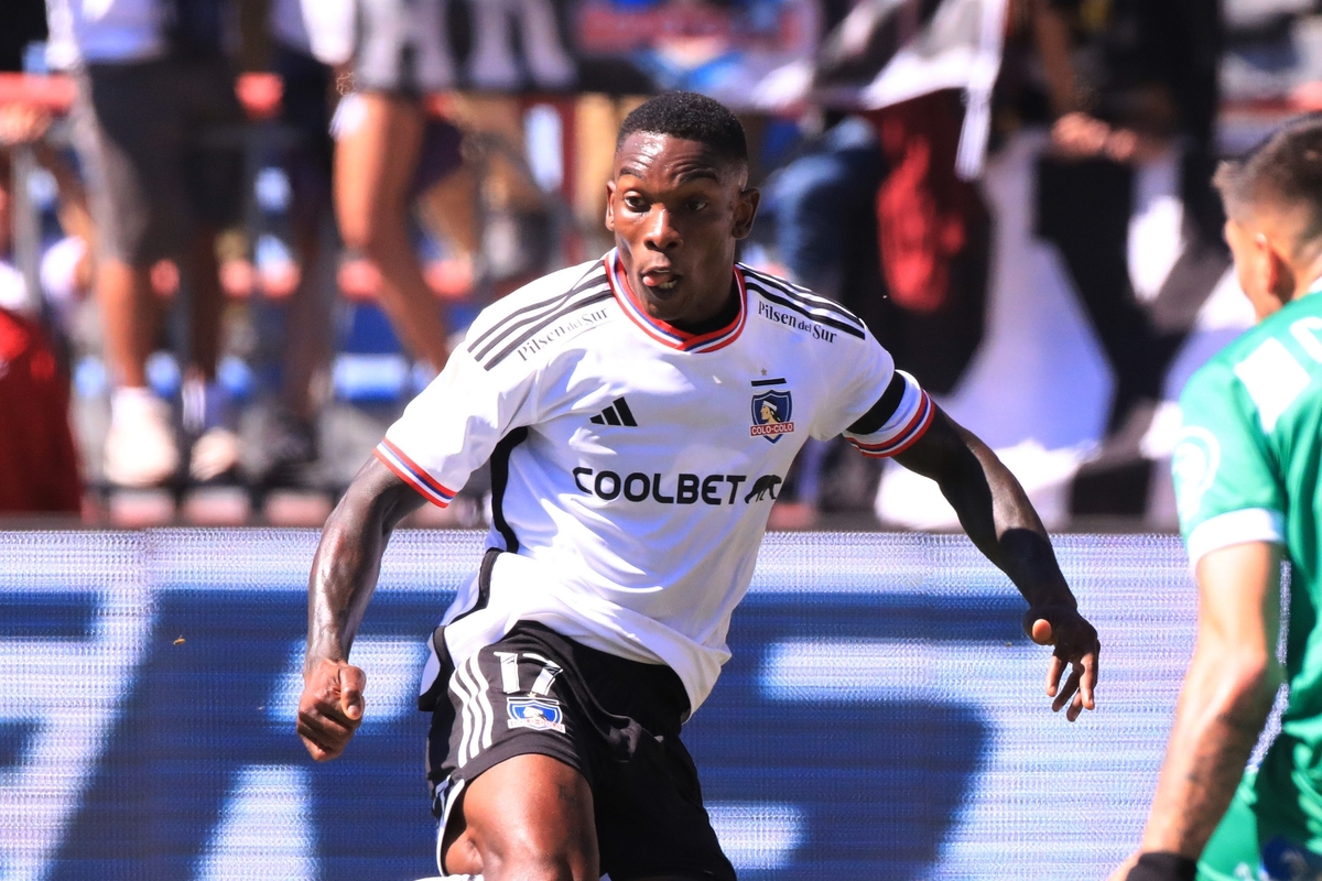 Fabián Castillo encarando al portero Gabriel Castellón, en el partido de Colo-Colo vs Huachipato.