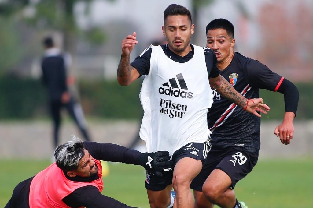 Marcos Bolados jugando un partido amistoso frente a Real San Joaquín en el Estadio Monumental.