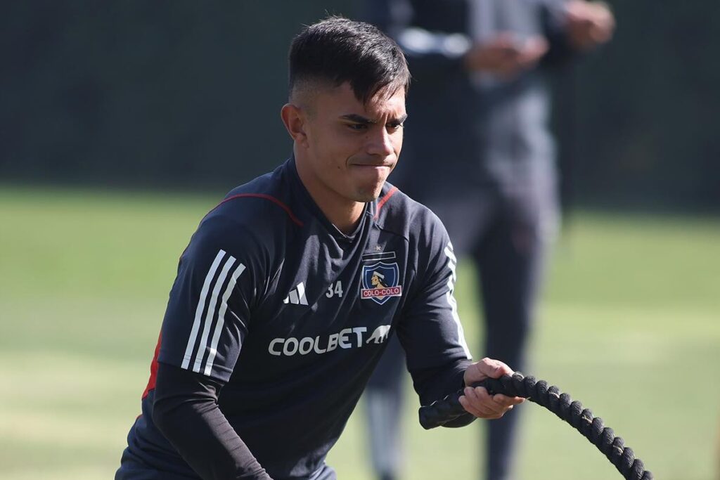 Vicente Pizarro realizando ejercicios regenerativos, en el entrenamiento de Colo-Colo de este viernes en el Estadio Monumental.