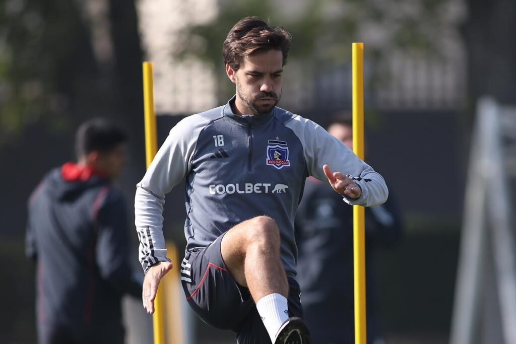 Agustín Bouzat realizando ejercicios regenerativos, en el entrenamiento de Colo-Colo de este viernes en el Estadio Monumental.