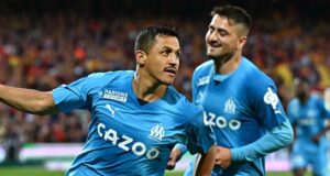 Alexis Sánchez celebrando su anotación convertida con el Olympique Marsella, que terminó siendo anulada en el partido frente al Lens