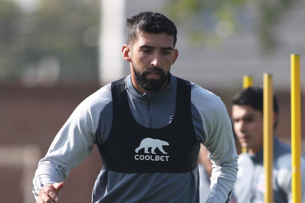 Emiliano Amor entrenando en el Estadio Monumental, mientras cumple con el proceso de recuperación de su lesión