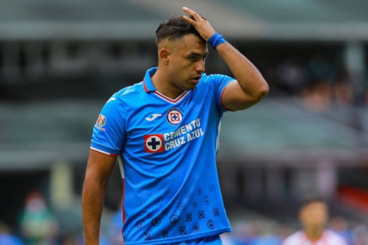 Iván Morales lamentándose con la camiseta del Cruz Azul.