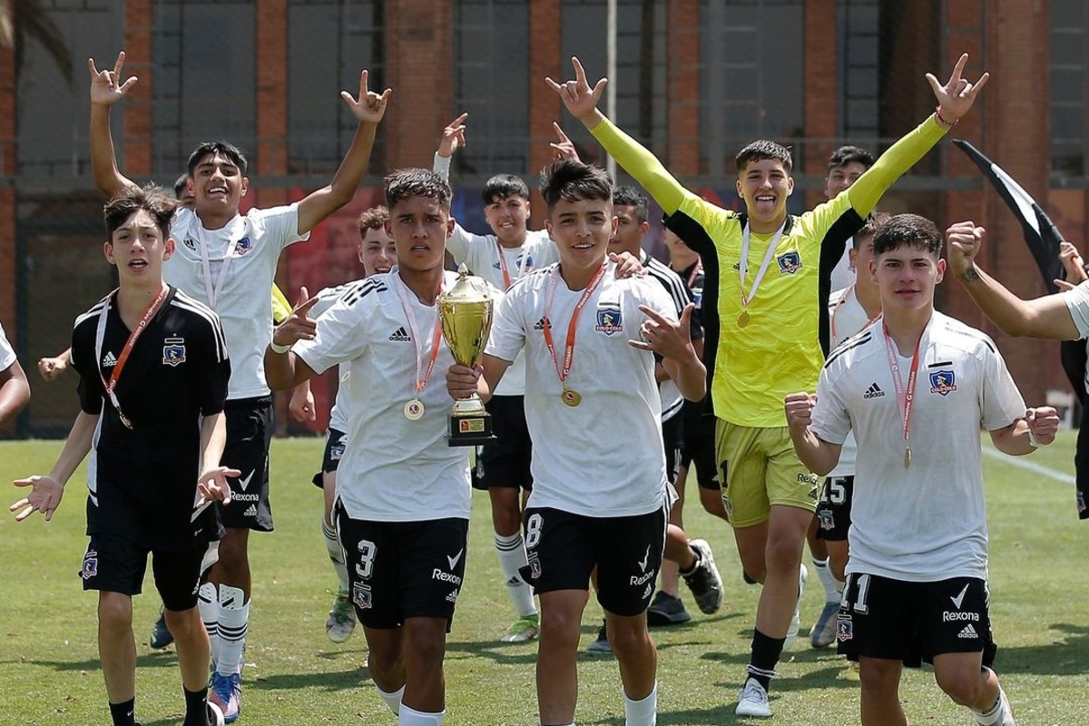 Colo-Colo Sub-15 celebrando la obtención del título de campeón del torneo.