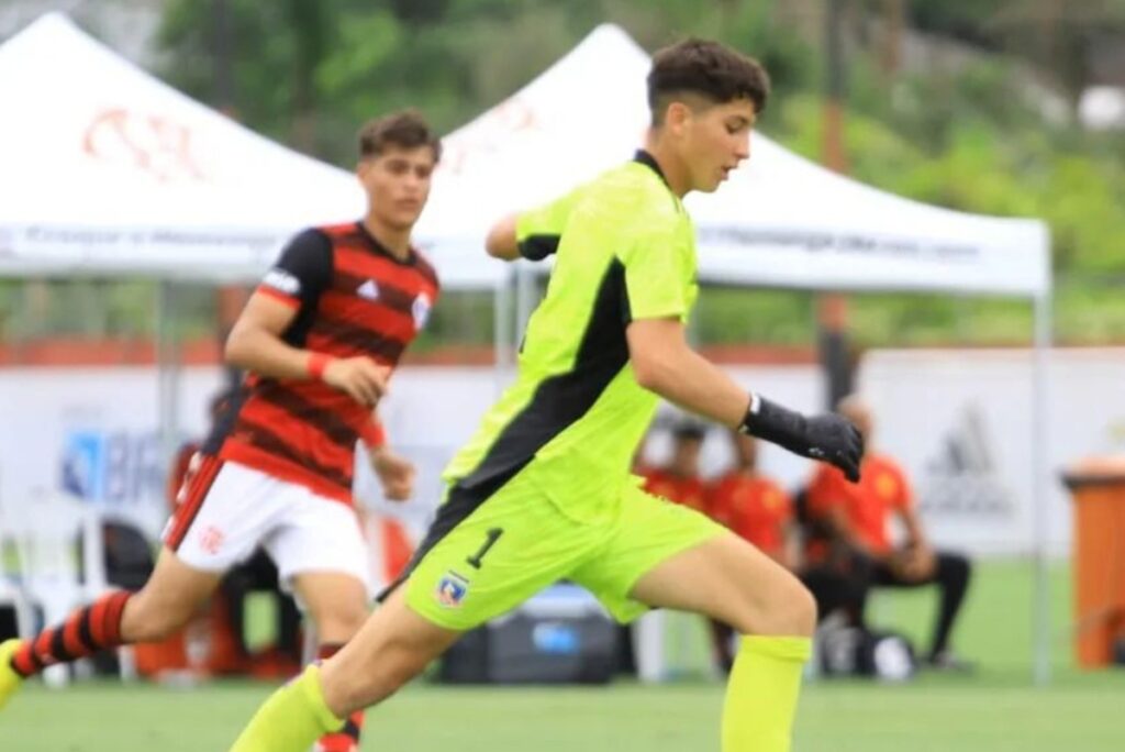 Gabriel Maureira enfrentando a Flamengo con Colo-Colo Sub-16 en la Adidas Cup.