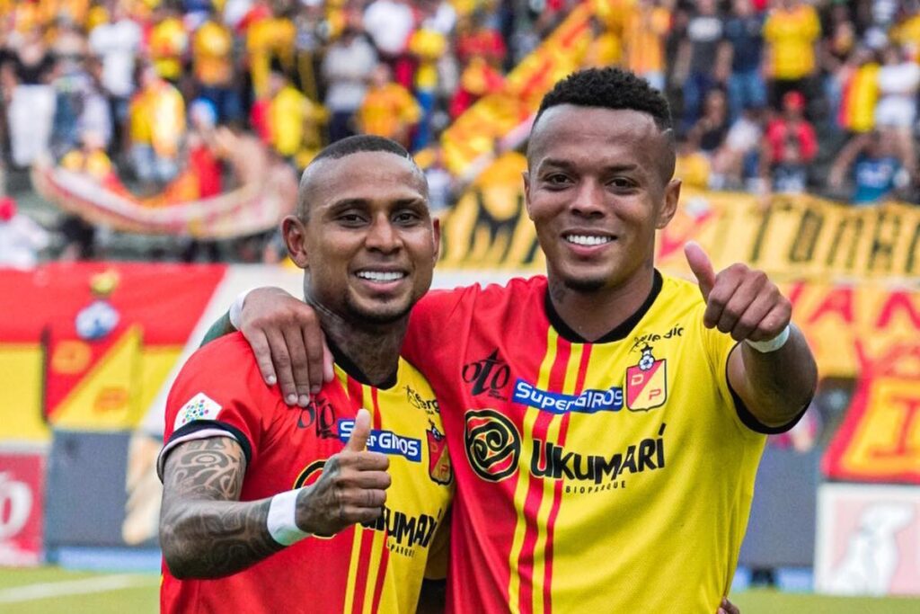 Jugadores de Deportivo Pereira celebran un gol frente al DIM