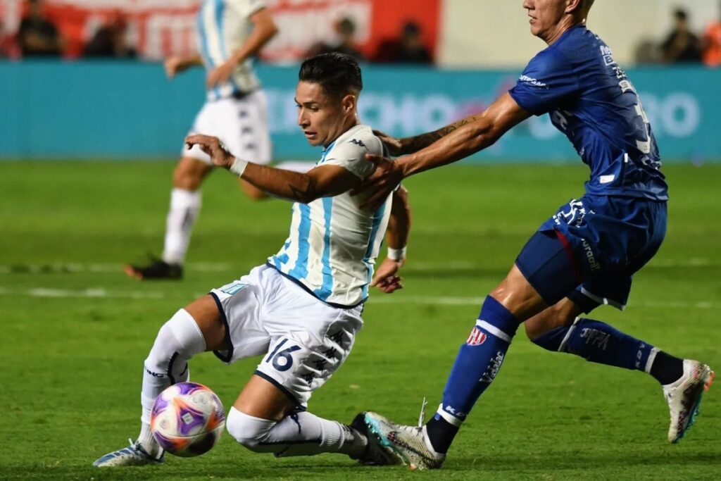 Óscar Opazo jugando un partido con la camiseta de Racing de Avellaneda.