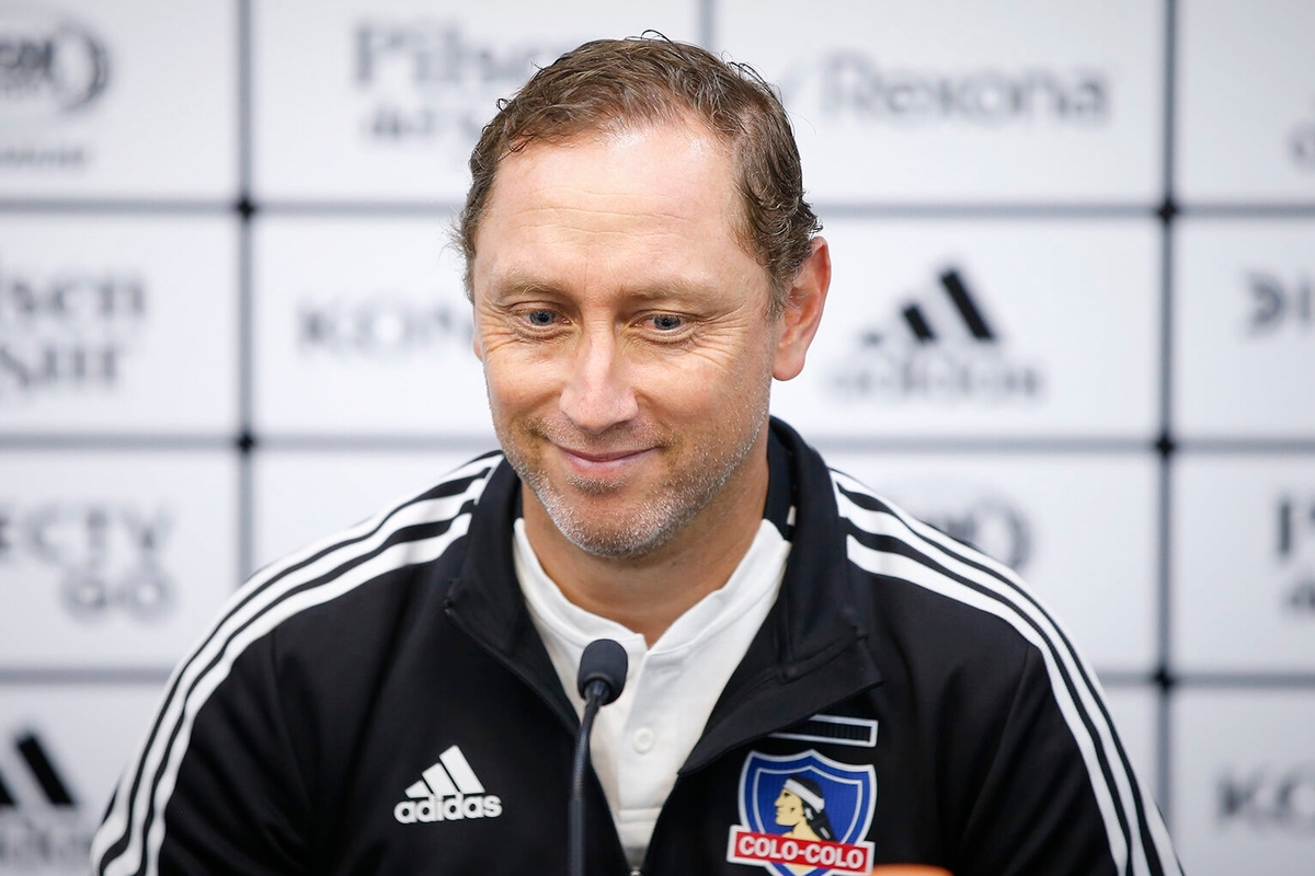 Luis Mena durante una conferencia de prensa como entrenador de Colo-Colo Femenino.