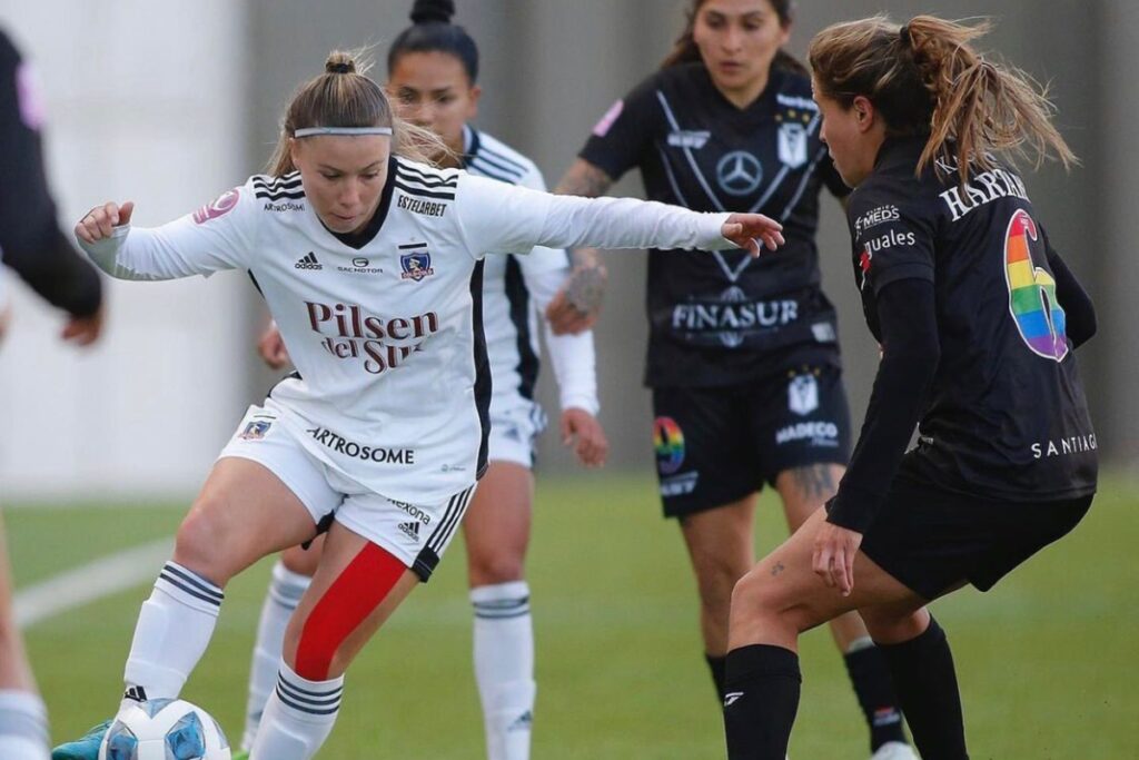 Yanara Aedo enfrentando a Santiago Morning con Colo-Colo Femenino.