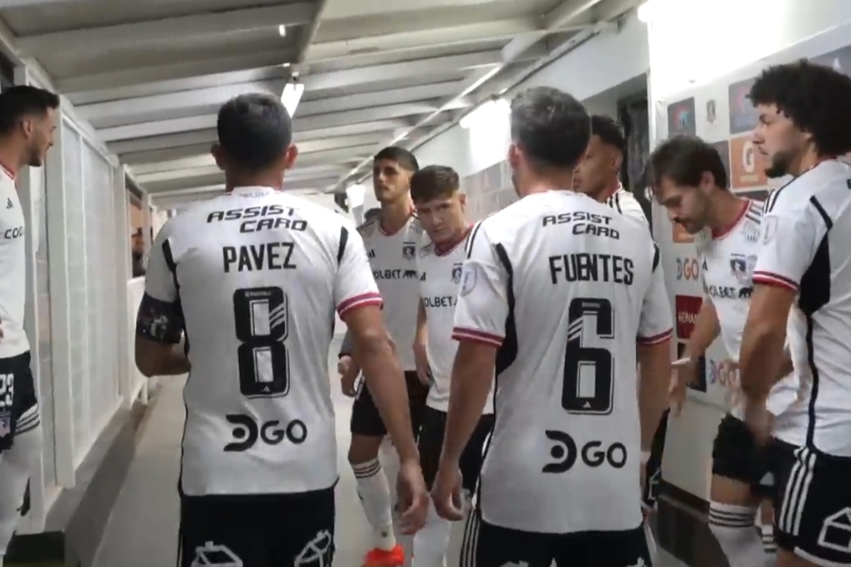 El plantel masculino de COlo-Colo se reune fuera del camarín para entrar a la cancha del Estadio Monumental.