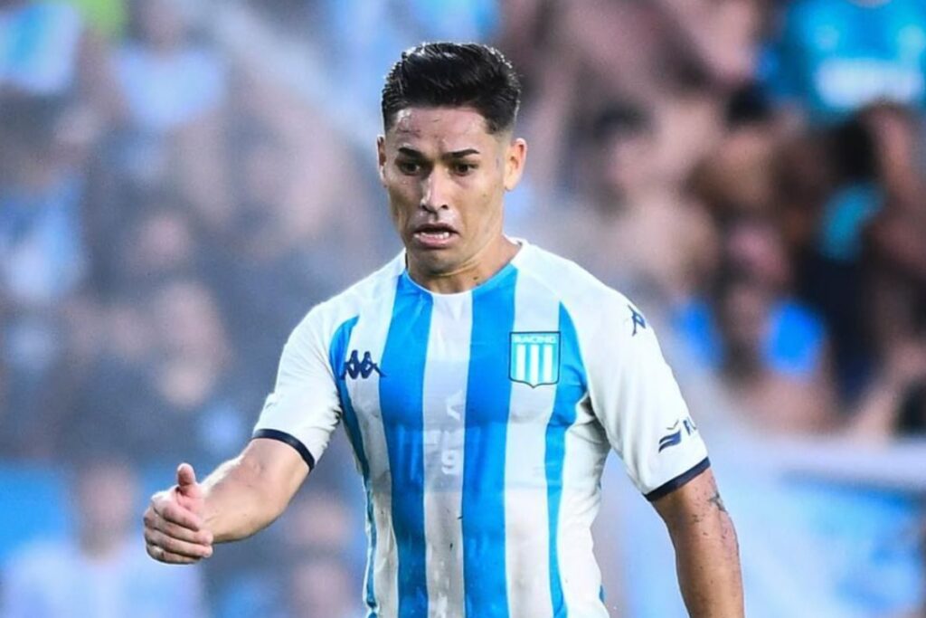 Óscar Opazo jugando con la camiseta de Racing de Avellaneda.