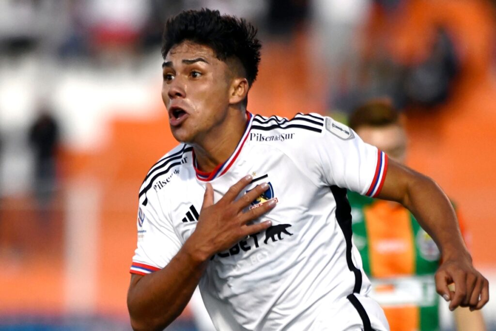 Damián Pizarro celebrando su primer gol en el profesionalismo, en el partido de Colo-Colo frente a Cobresal.