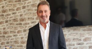 Foto de Marcelo Barticciotto subida a su perfil de Instagram, donde usa camisa y chaqueta.