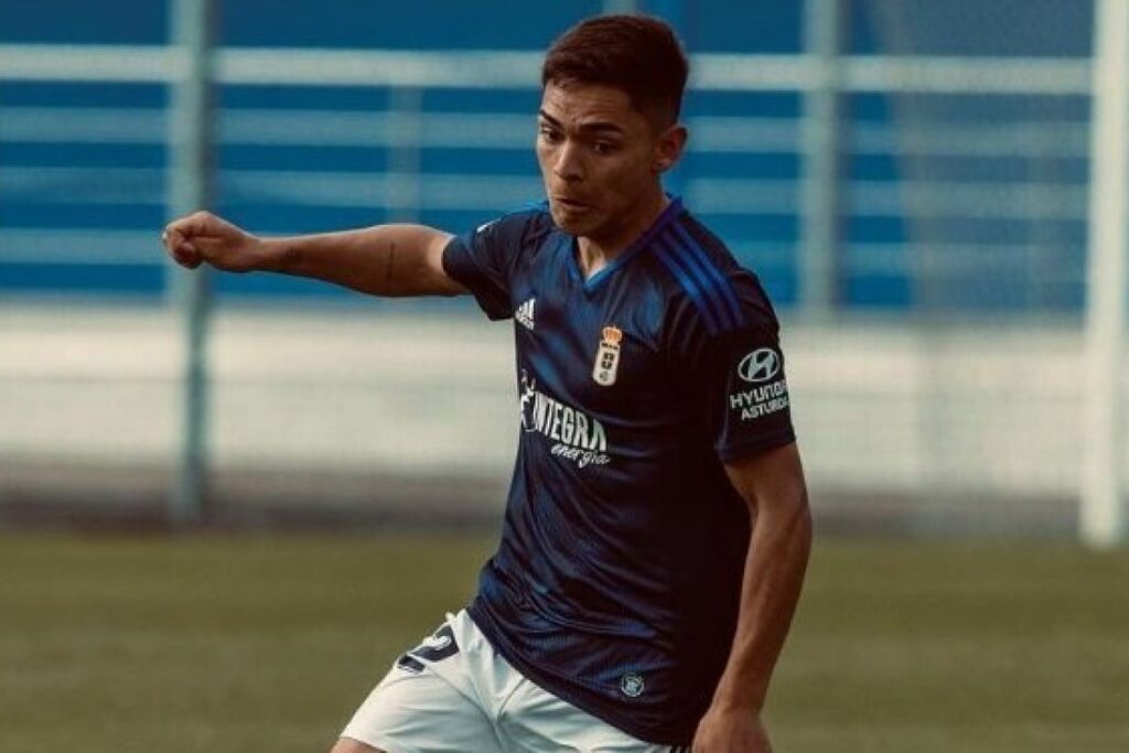 Joan Cruz jugando un partido con la camiseta del Real Oviedo.