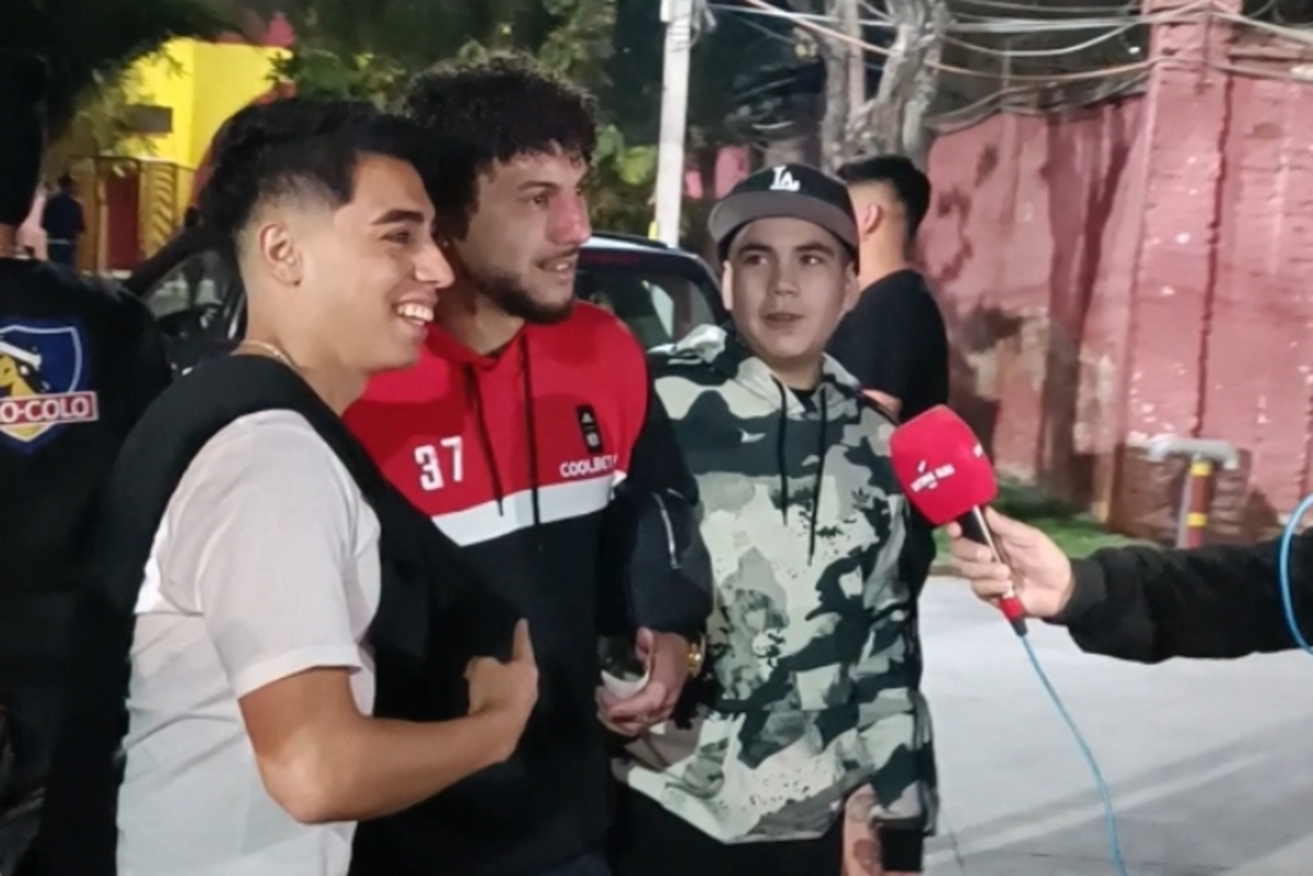 Maximiliano Falcón sacándose fotos con fanáticos en la salida de Colo-Colo del Estadio Santa Laura.