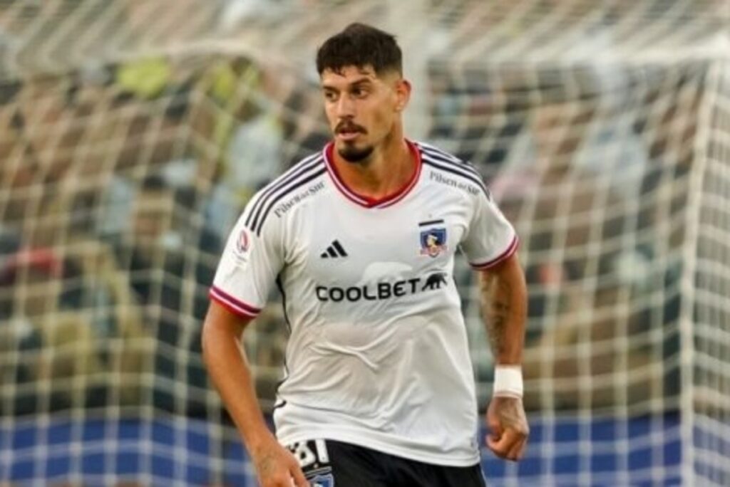 Matías de los Santos defendiendo la camiseta de Colo-Colo en el Estadio Monumental.