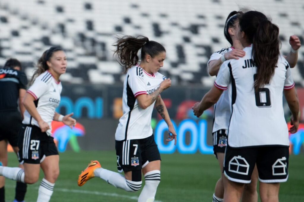 Isidora Olave celebra su anotación, que significó el triunfo de Colo-Colo Femenino sobre Santiago Morning.