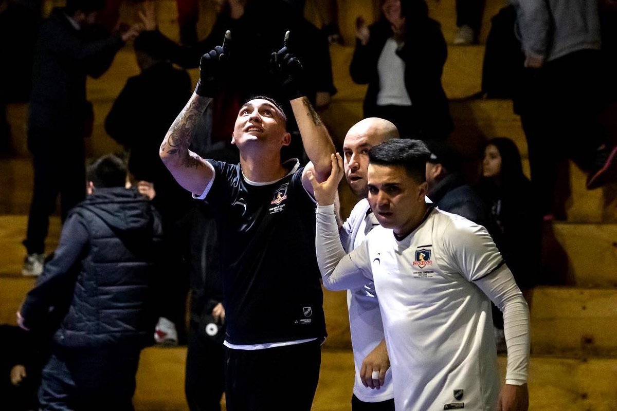 Jonathan Guajardo celebrando su agónico gol en el triunfo de Colo-Colo futsal sobre Magallanes.