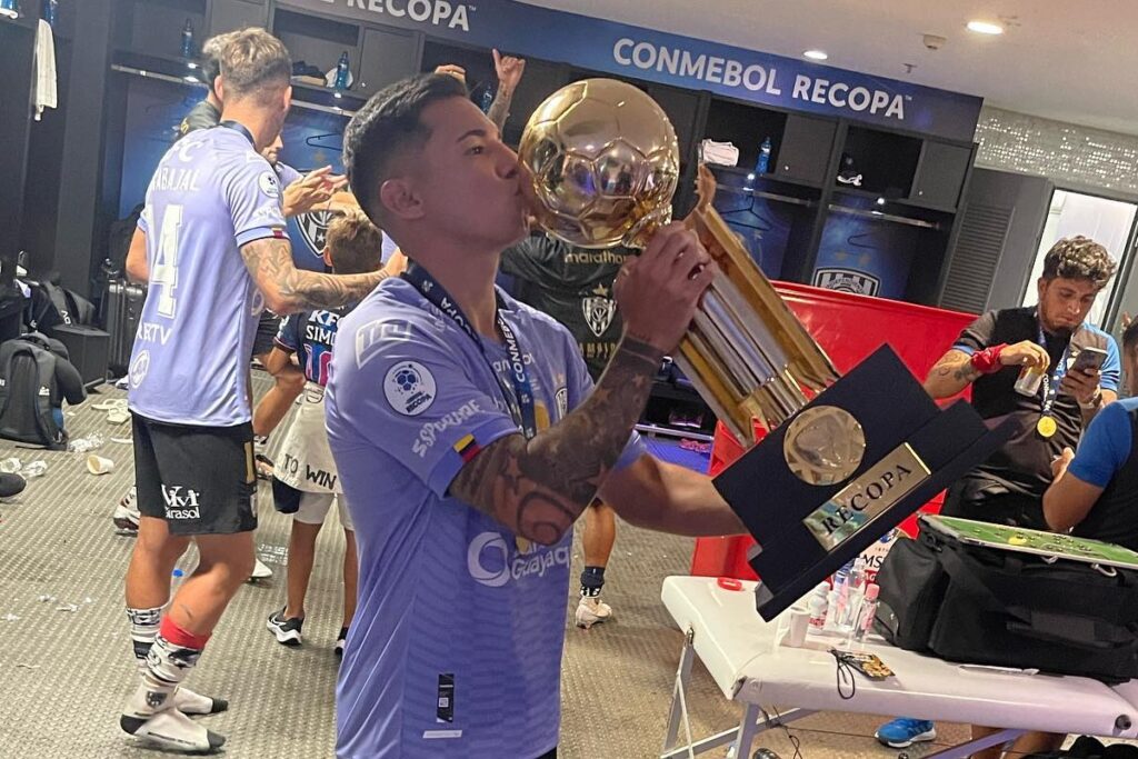 Matías Fernández celebrando la obtención de la Recopa Sudamericana 2023 con Independiente del Valle.