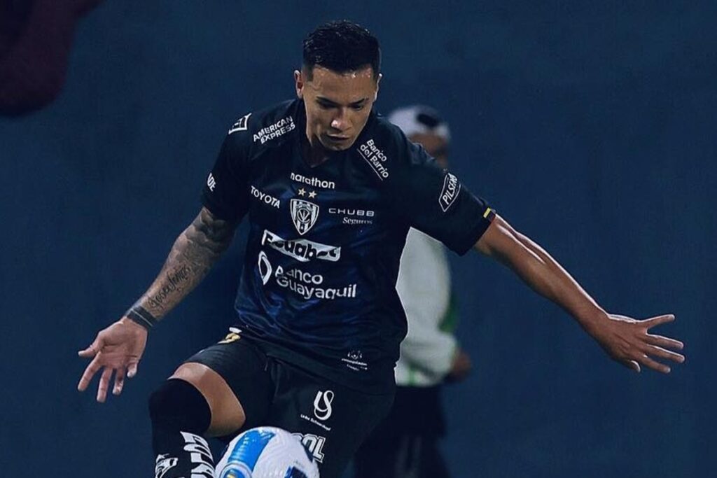 Matías Fernández jugando un partido por la camiseta de Independiente del Valle.