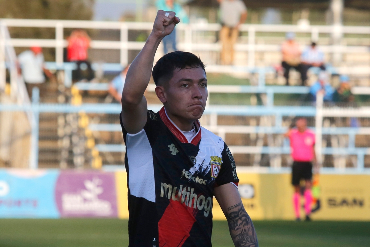 Cristián Zavala saliendo del terreno de juego en la derrota de Curicó Unido frente a Palestino.