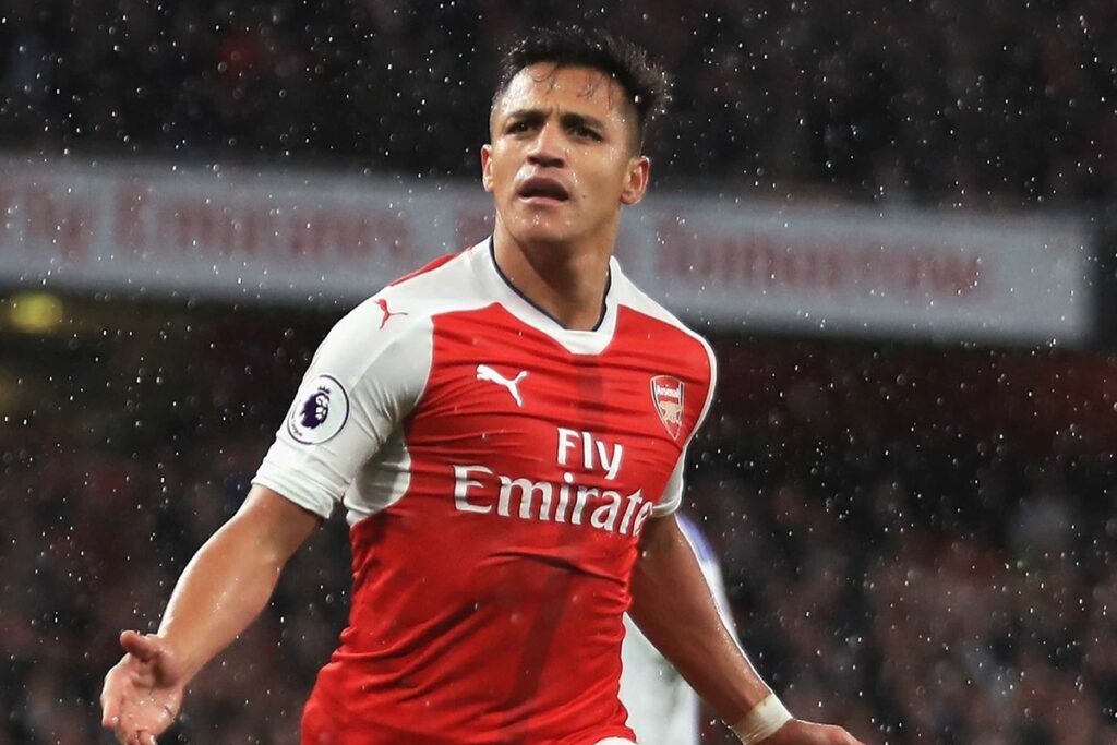 Alexis Sánchez celebrando un gol con la camiseta del Arsenal.