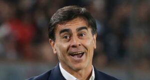 Gustavo Quinteros sonriendo durante el partido de Colo-Colo contra Monagas.