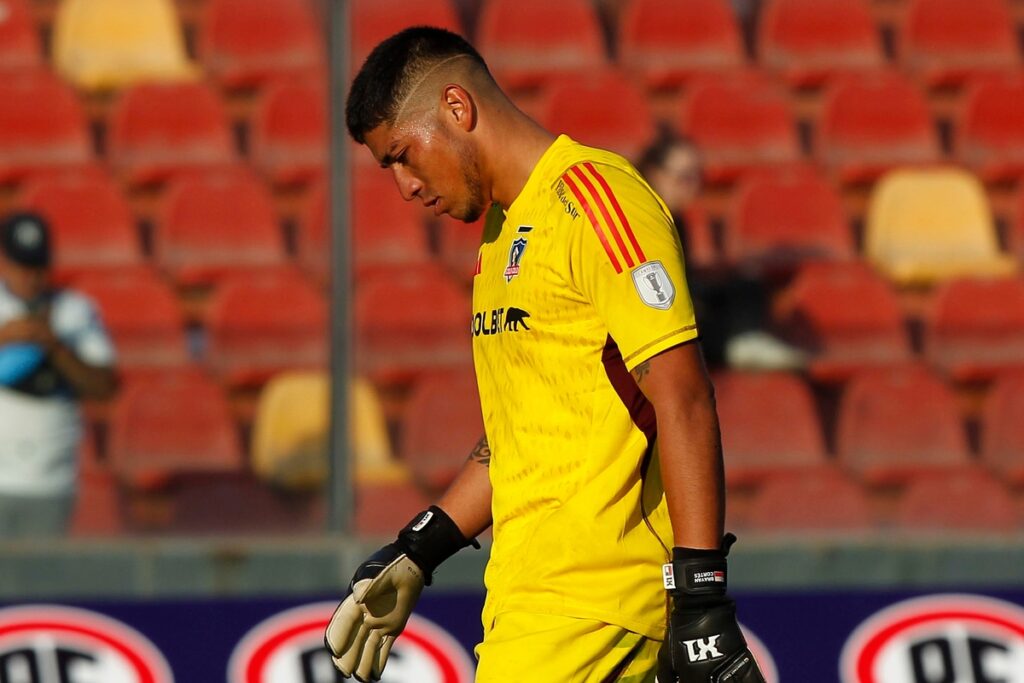 Brayan Cortés cabizbajo en un partido de Colo-Colo en el Estadio Santa Laura.